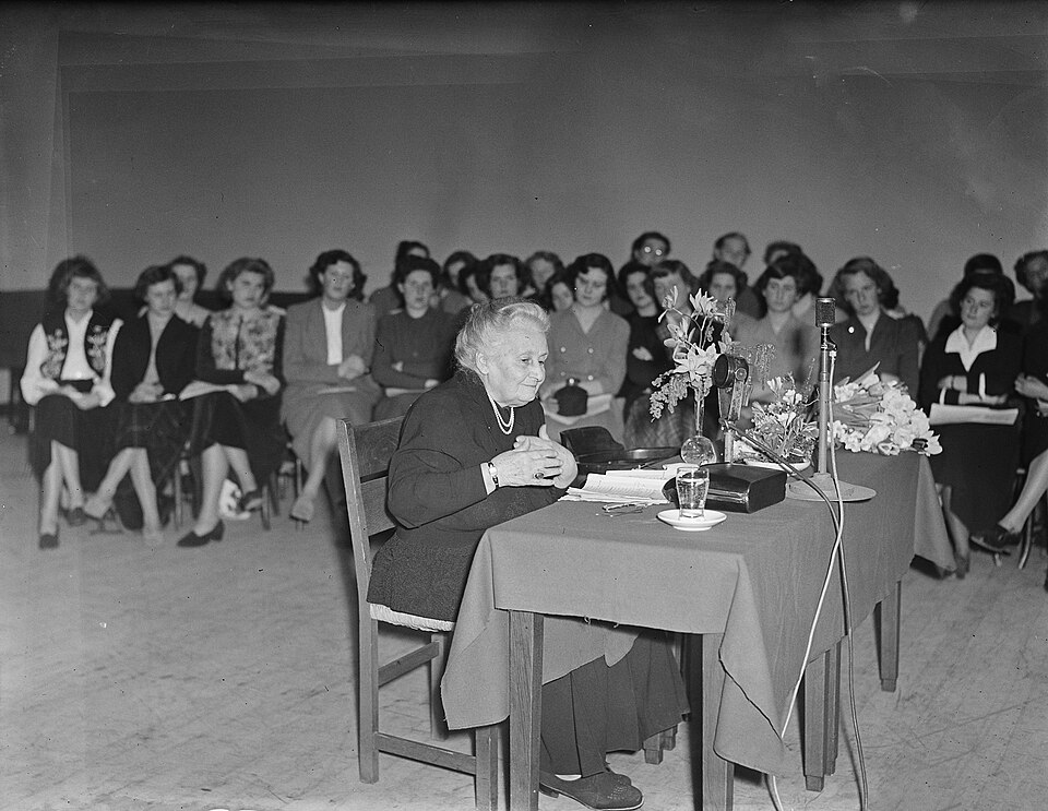 Schwarz-Weiß-Foto: Maria Montessori 1950 bei einer Veranstaltung in Amsterdam